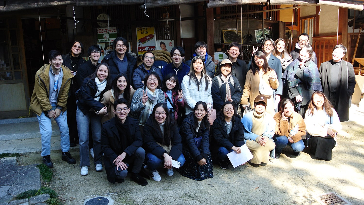 研修会の記念撮影　資料館の庭にて